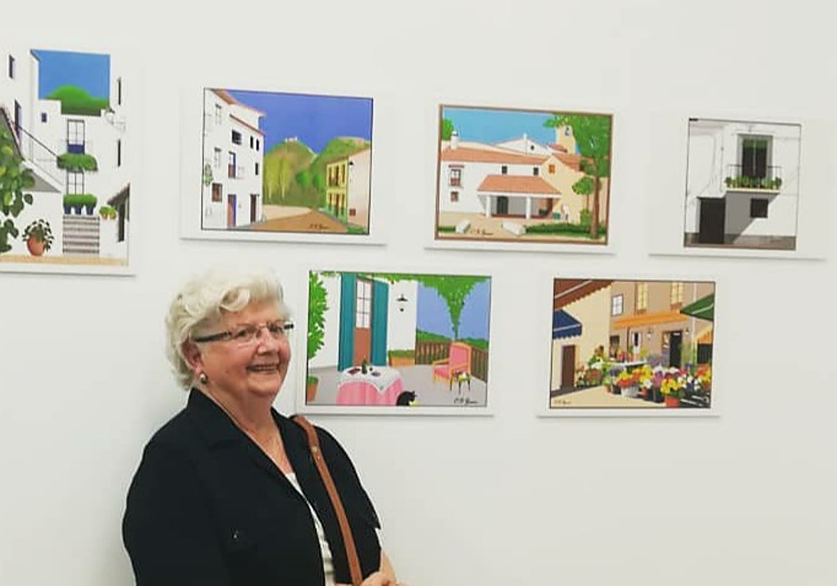Concha García Zaera junto a alguna de sus obras hechas en Paint.
