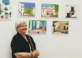 Concha García Zaera junto a alguna de sus obras hechas en Paint.