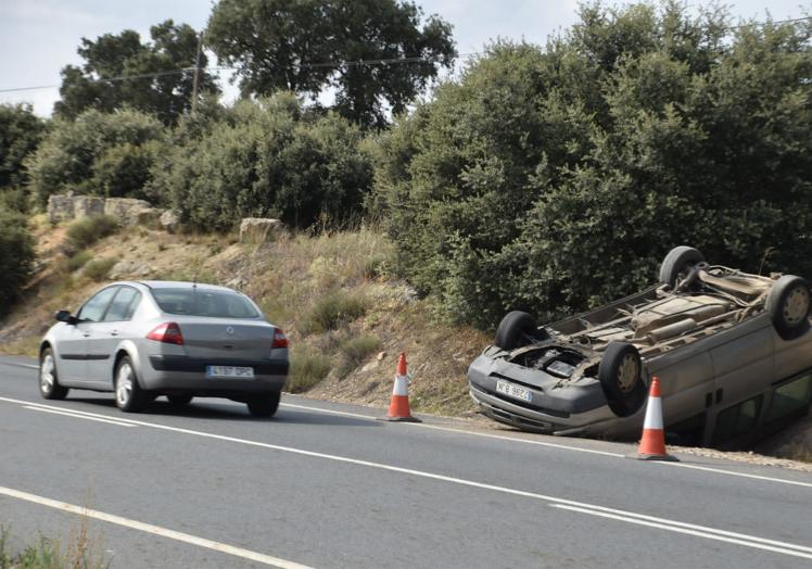 Imagen principal - Una mujer herida tras un accidente en la carretera de Alba de Tormes