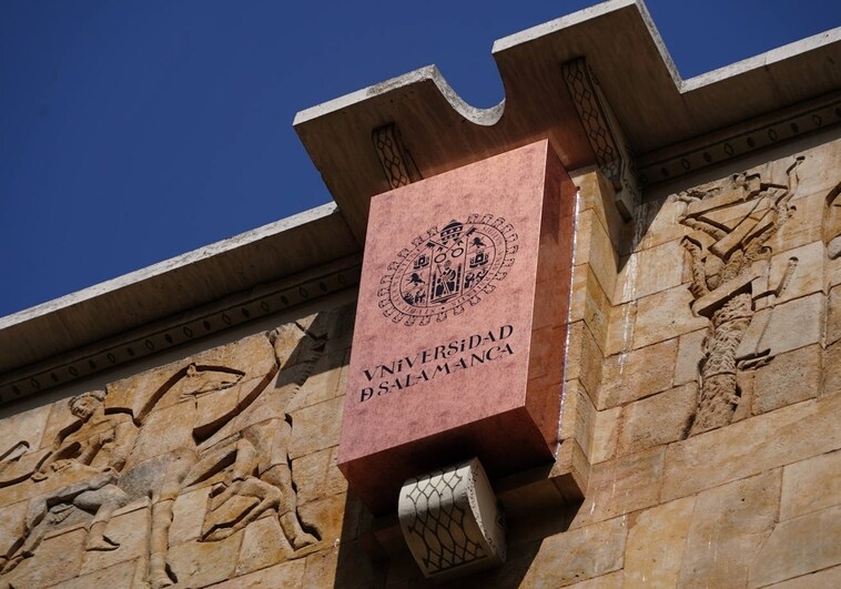 La Universidad oculta el escudo franquista del edificio de Rector Tovar