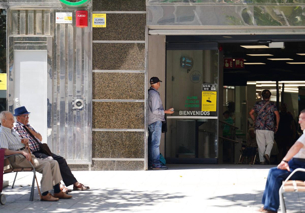 Un hombre pide dinero a las puertas de un supermercado salmantino.