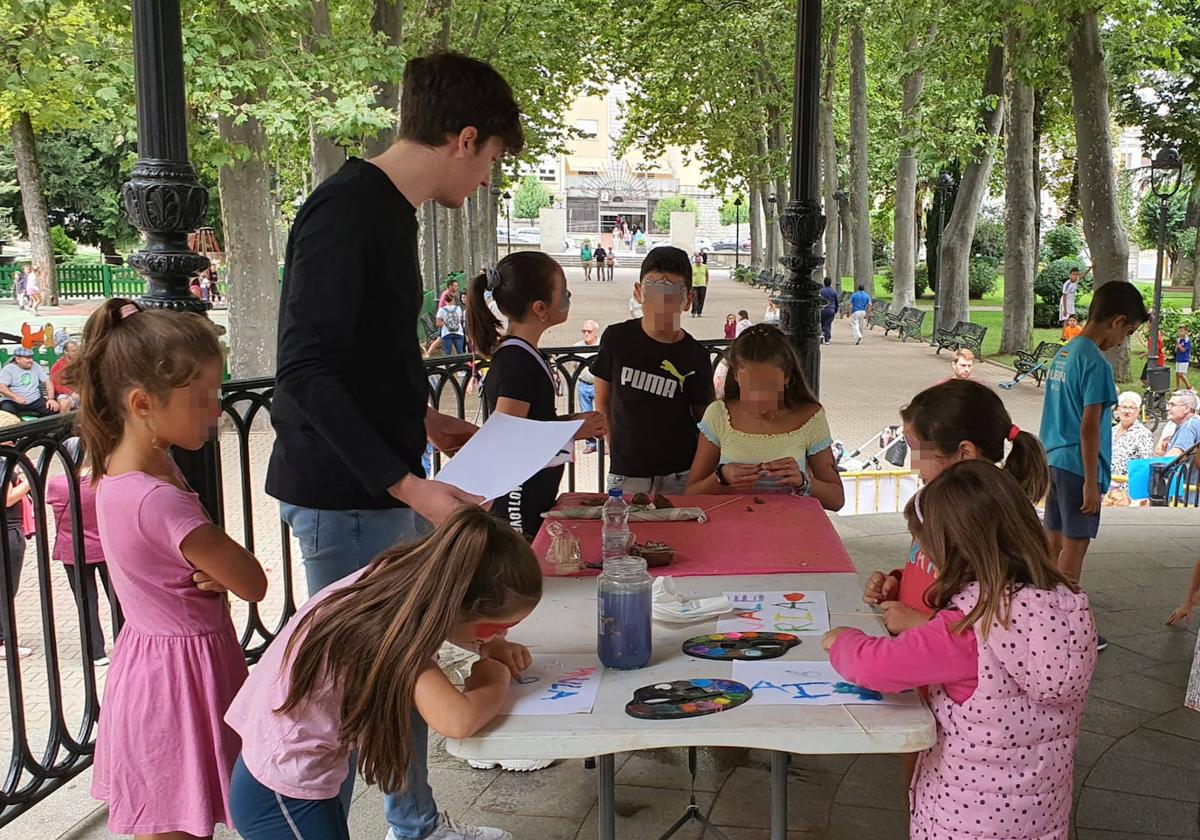 Imagen de escolares participantes en un taller en el parque municipal de La Corredera.