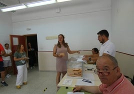 Momento de la votación de la candidata socialista al Congreso, Almudena Pérez, en Peñaranda