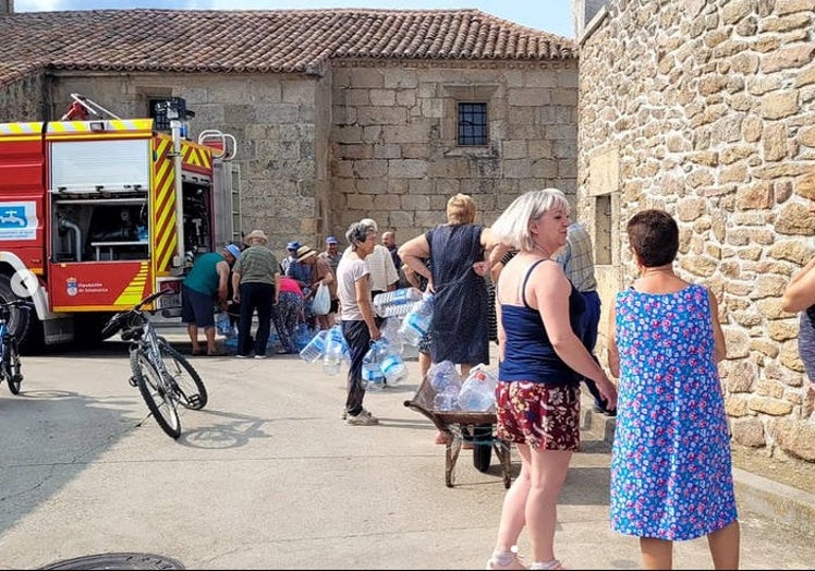 La Diputación ha movilizado sus camiones cisterna para abastecer de agua potable a la población del Oeste