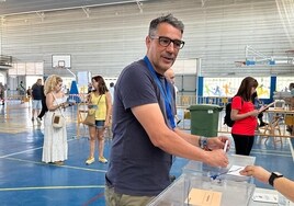 El alcalde de Villamayor de Armuña, Ángel Peralvo, votando en el pabellón