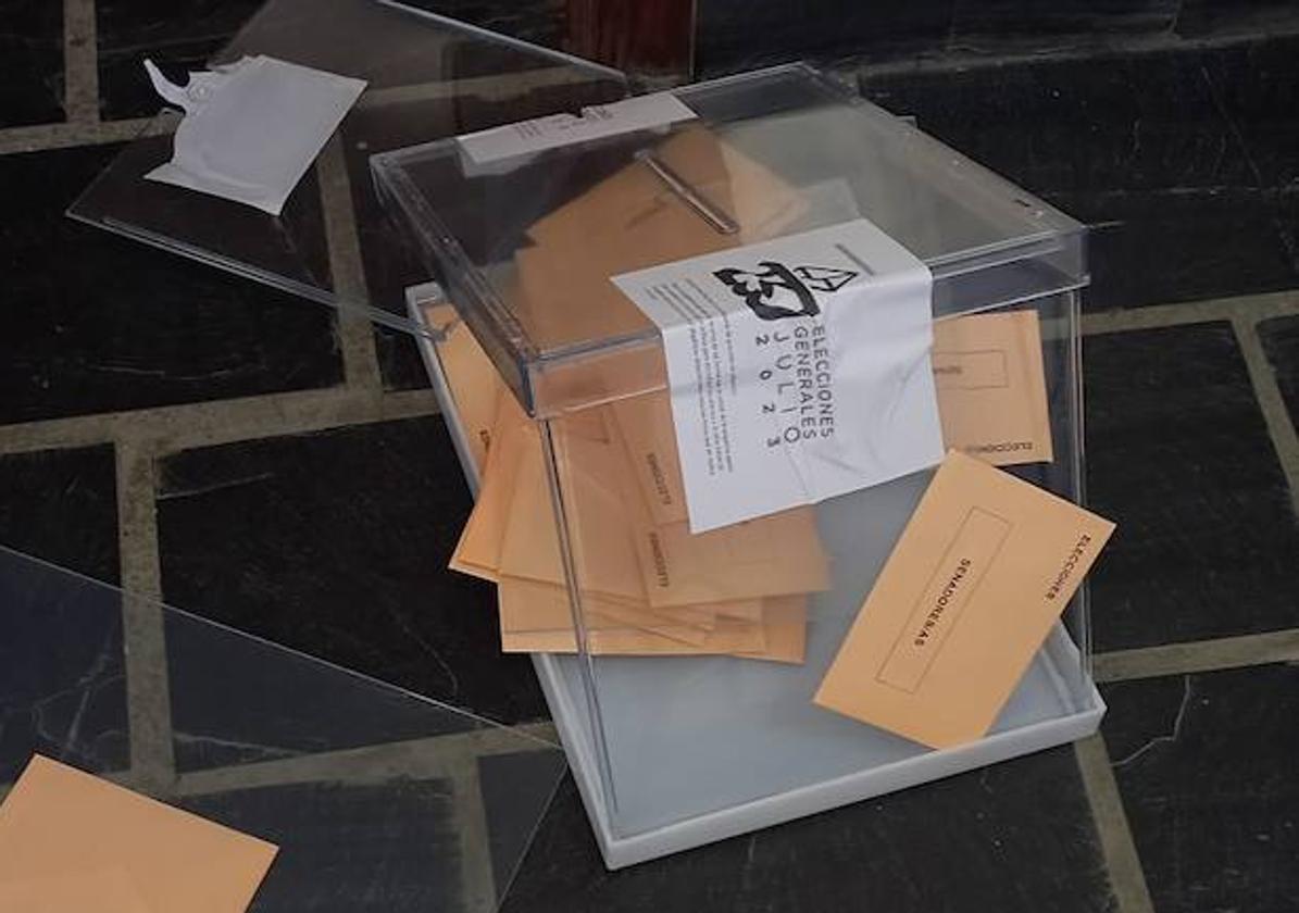 La urna de votación destrozada por la mujer en Berrocal.