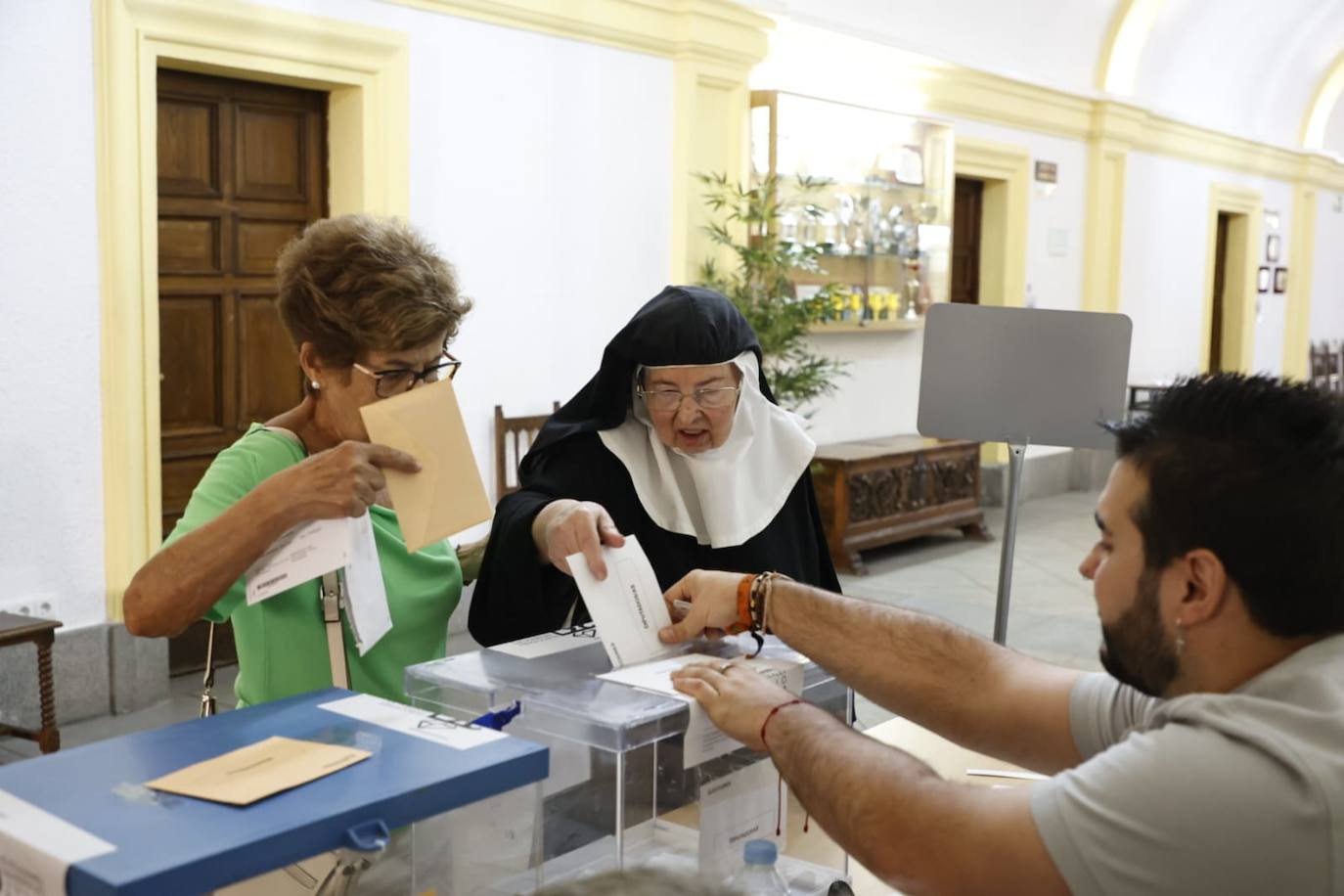 Los salmantinos se lanzan a las urnas: colas y esperas para evitar el calor de las horas centrales