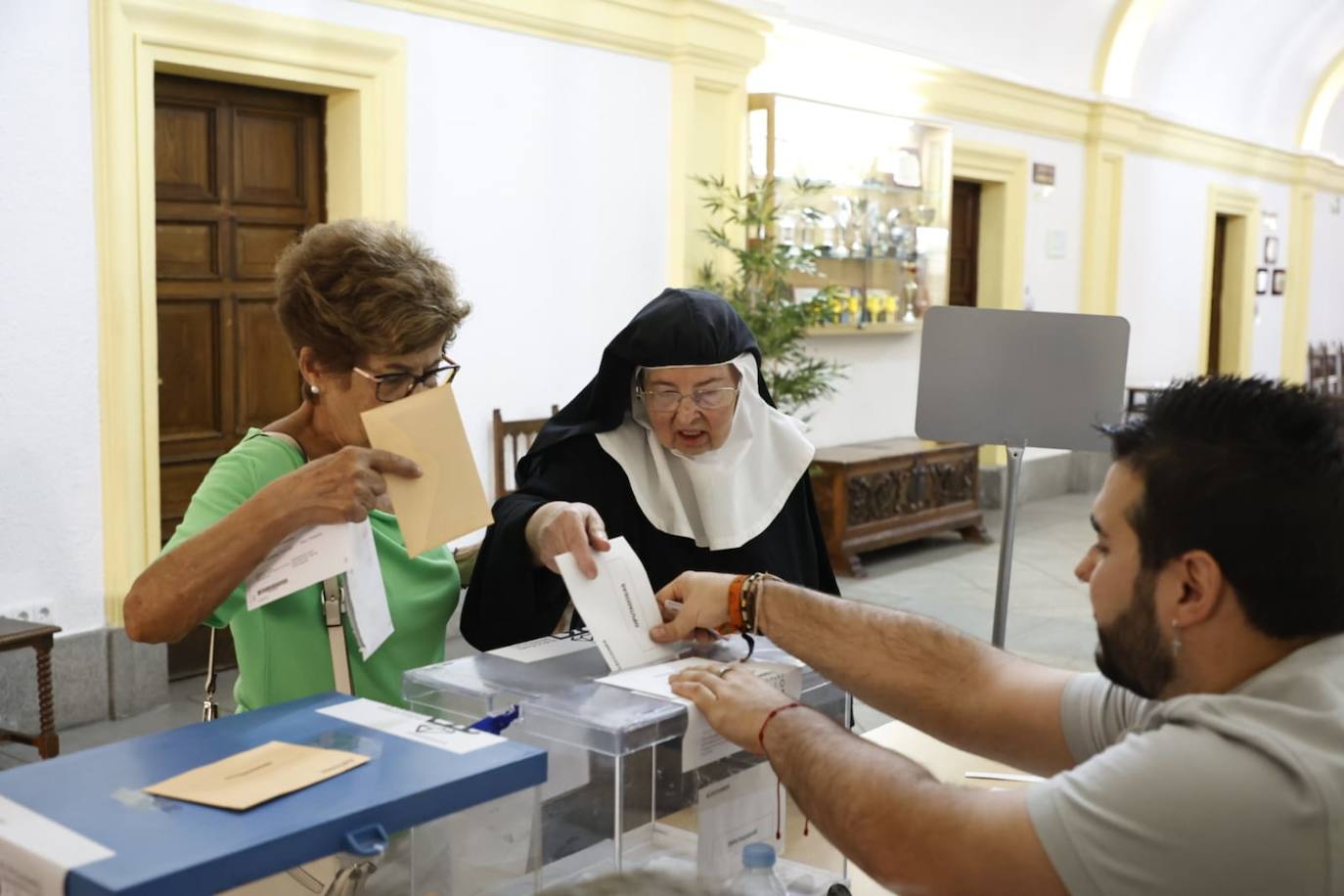 Los salmantinos se lanzan a las urnas: colas y esperas para evitar el calor de las horas centrales