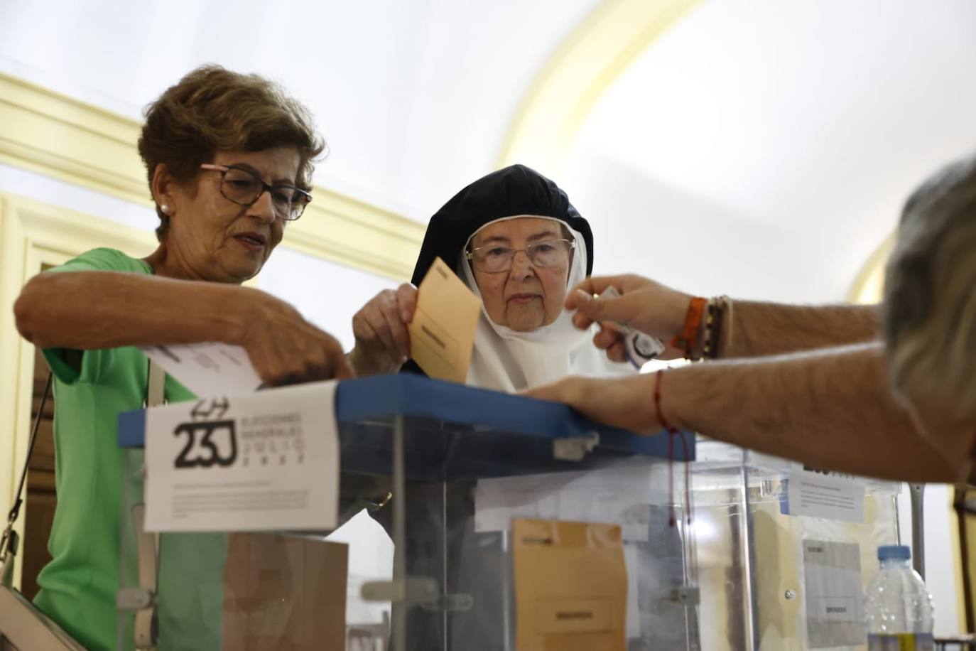 Los salmantinos se lanzan a las urnas: colas y esperas para evitar el calor de las horas centrales