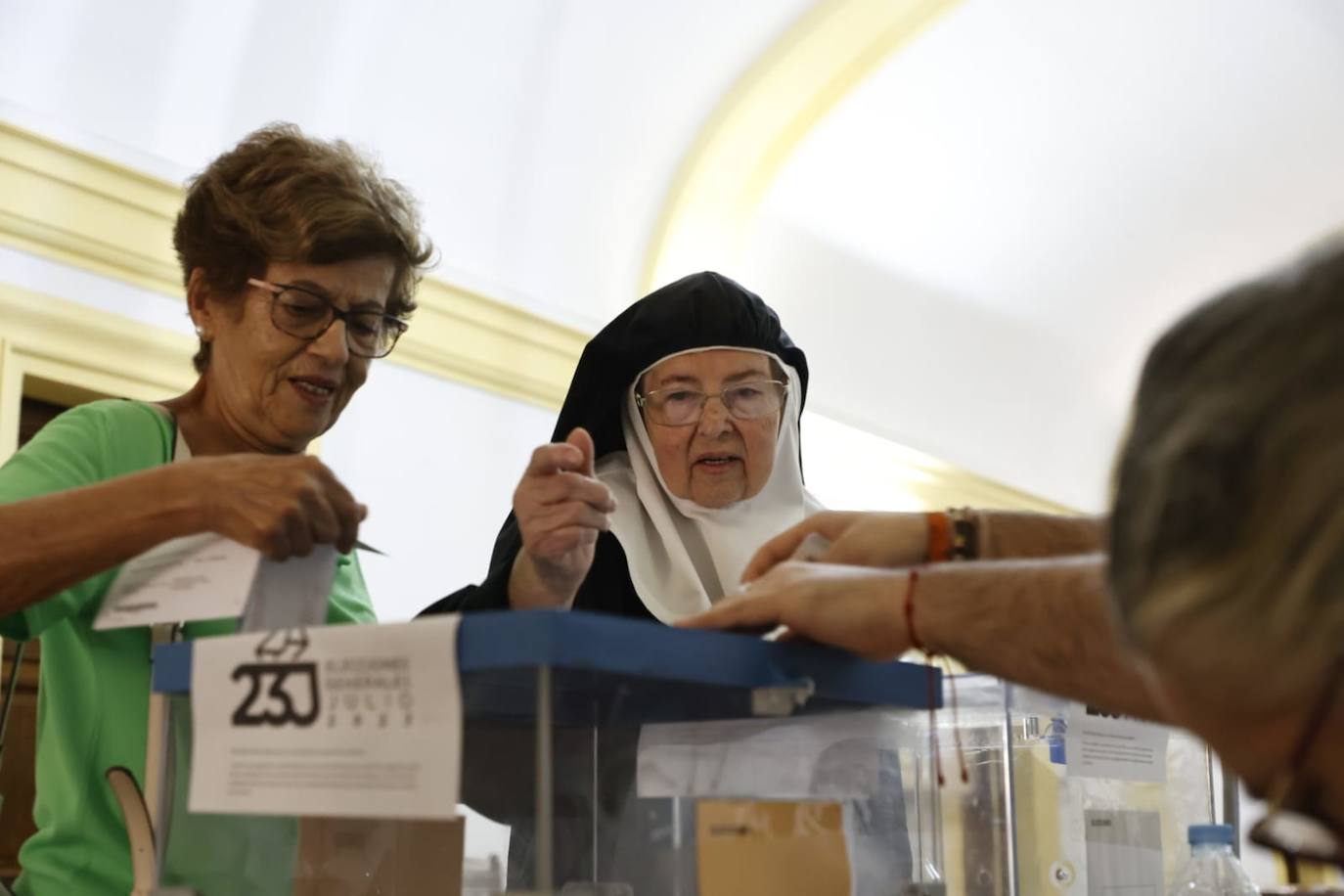 Los salmantinos se lanzan a las urnas: colas y esperas para evitar el calor de las horas centrales