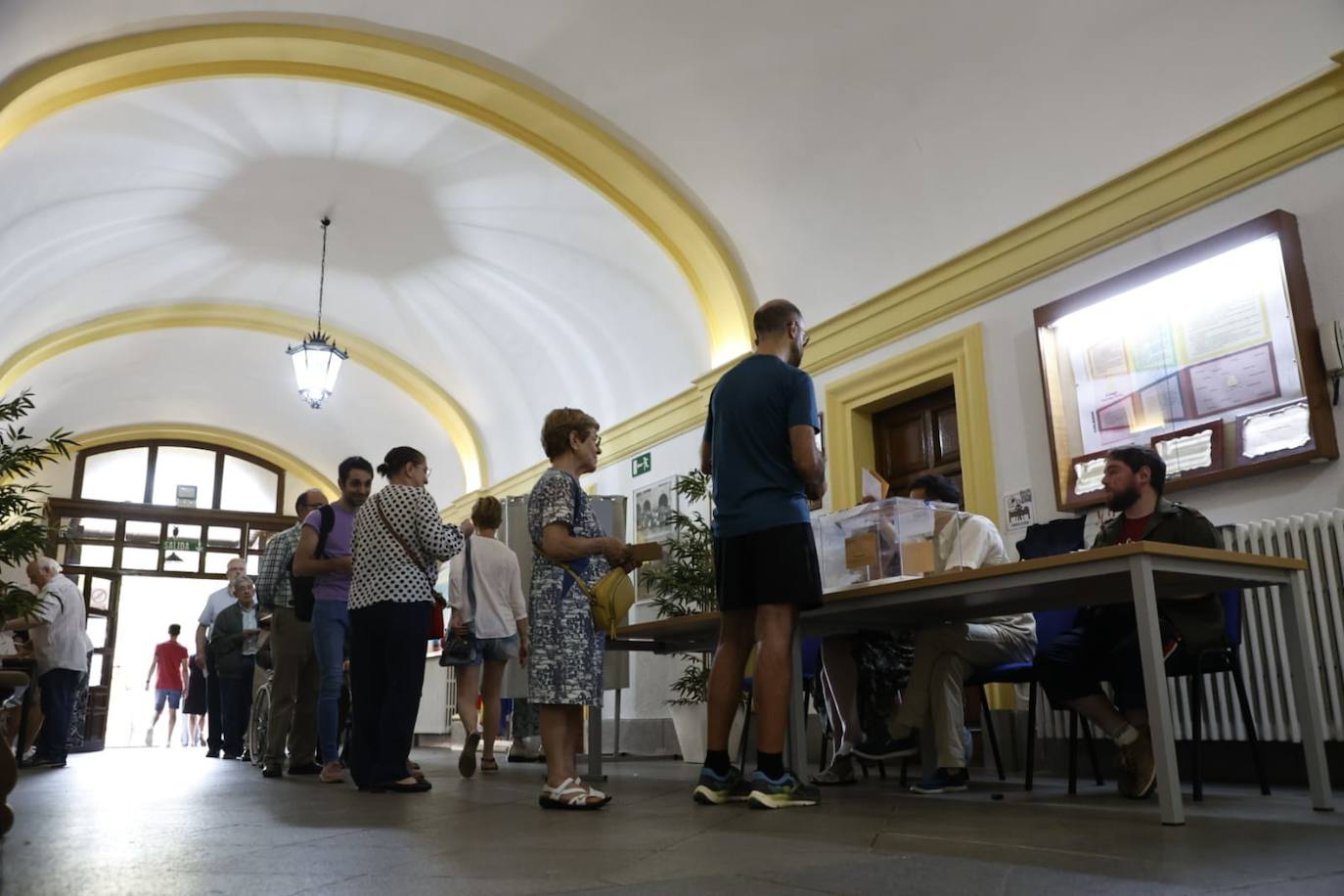 Los salmantinos se lanzan a las urnas: colas y esperas para evitar el calor de las horas centrales