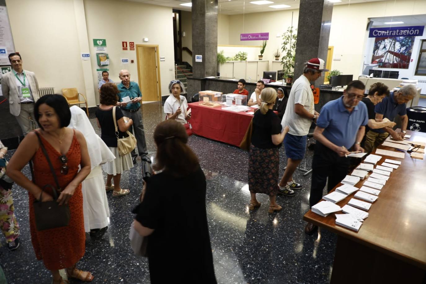 Los salmantinos se lanzan a las urnas: colas y esperas para evitar el calor de las horas centrales