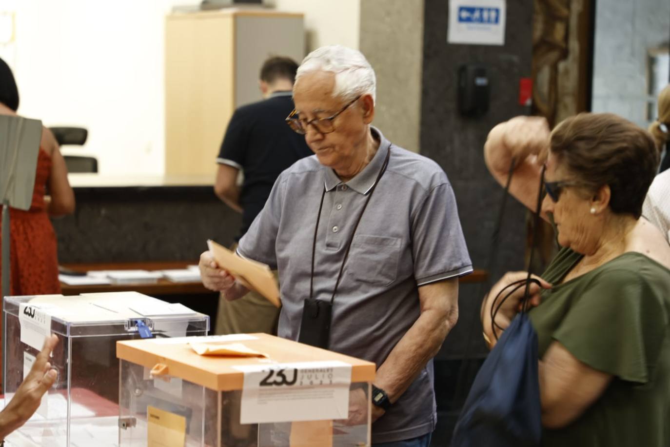 Los salmantinos se lanzan a las urnas: colas y esperas para evitar el calor de las horas centrales