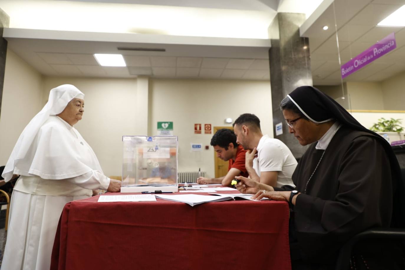 Los salmantinos se lanzan a las urnas: colas y esperas para evitar el calor de las horas centrales