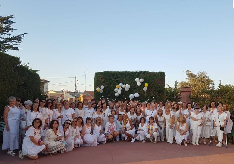 Imagen principal - Las mujeres de Macotera disfrutan de la «noche blanca»