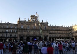 Momento en el que los bomberos colocan La Mariseca en la espadaña del Ayuntamiento.