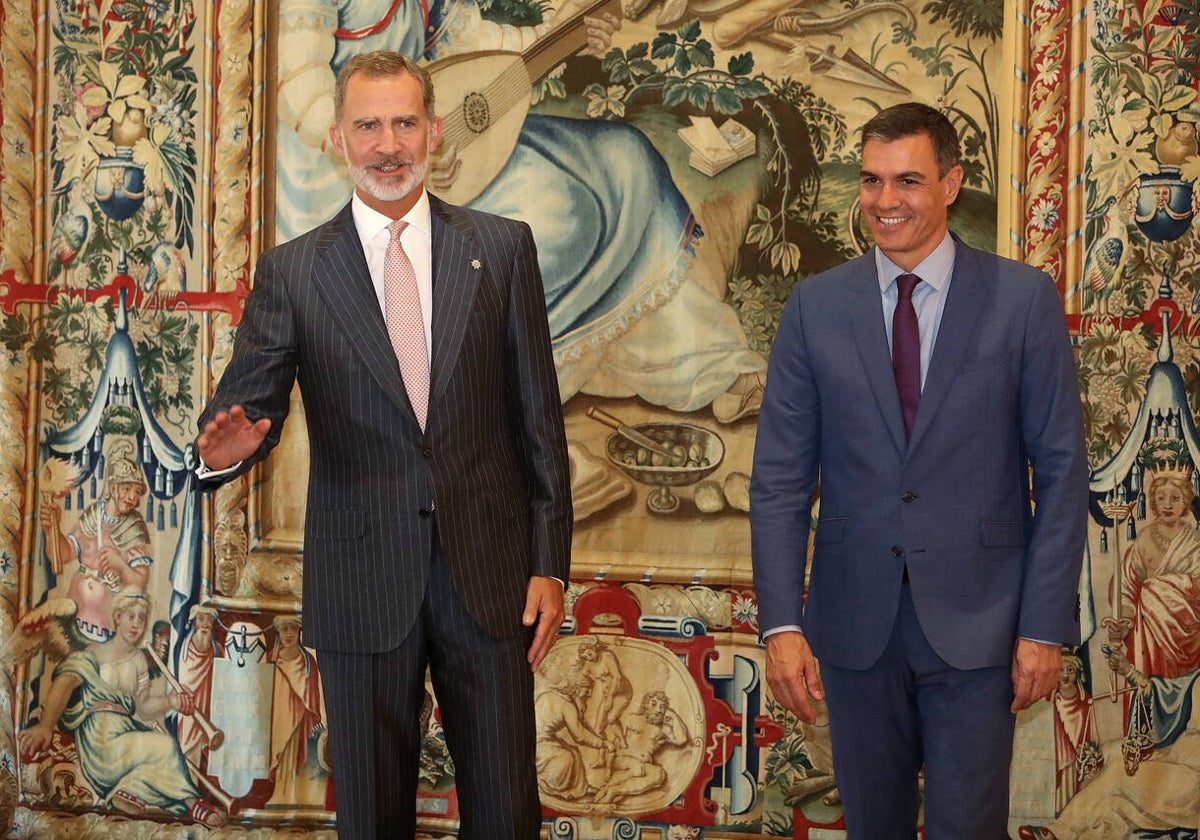 El Rey Felipe VI y el presidente del Gobierno, Pedro Sánchez, a su llegada a su reunión en el Palacio de la Almudaina, a 2 de agosto de 2022.