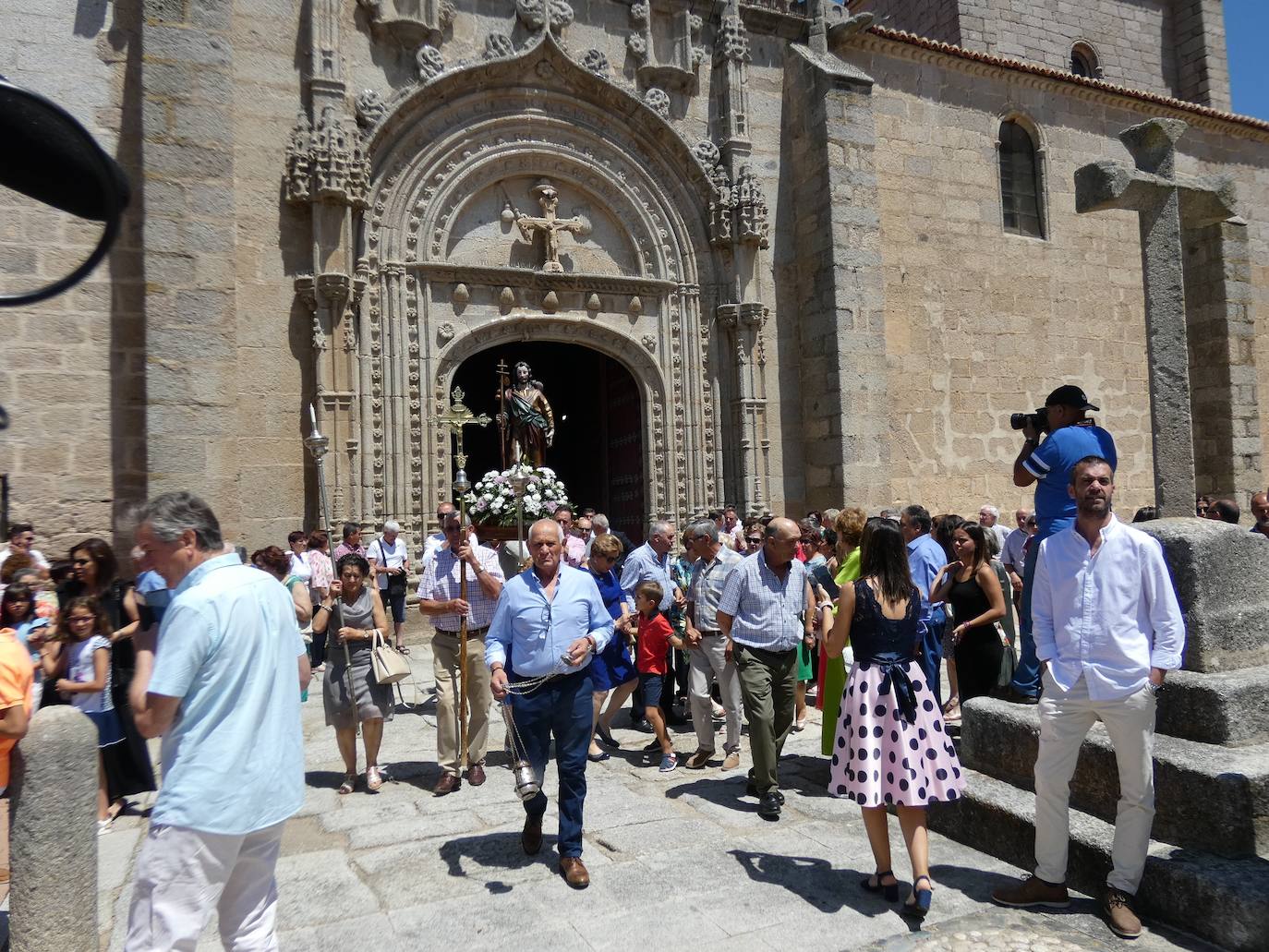 Procesión con el Santo peregrino y a caballo en Santiago