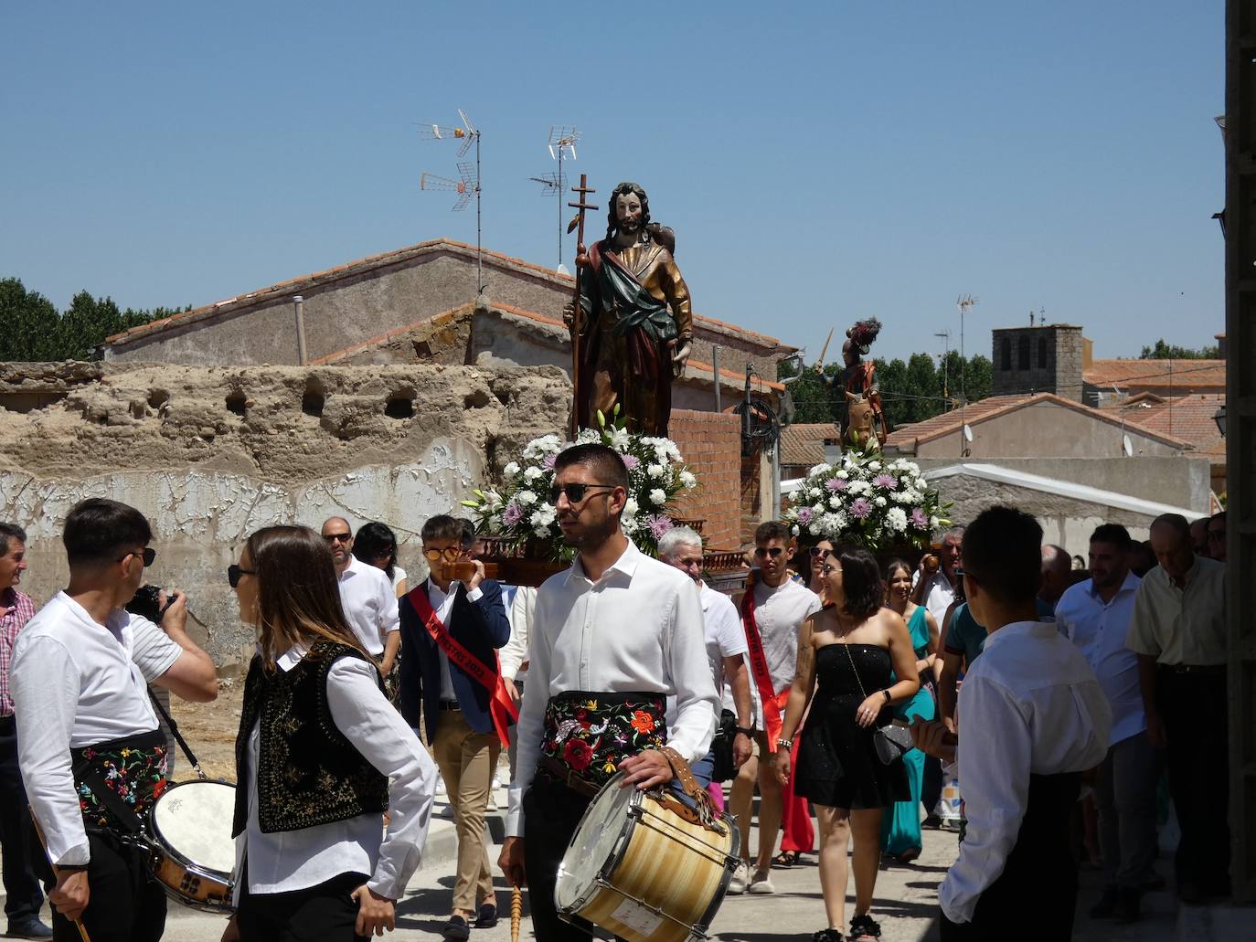 Procesión con el Santo peregrino y a caballo en Santiago