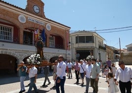 Fieles portan las dos tallas de Santiago Apóstol frente al Consistorio