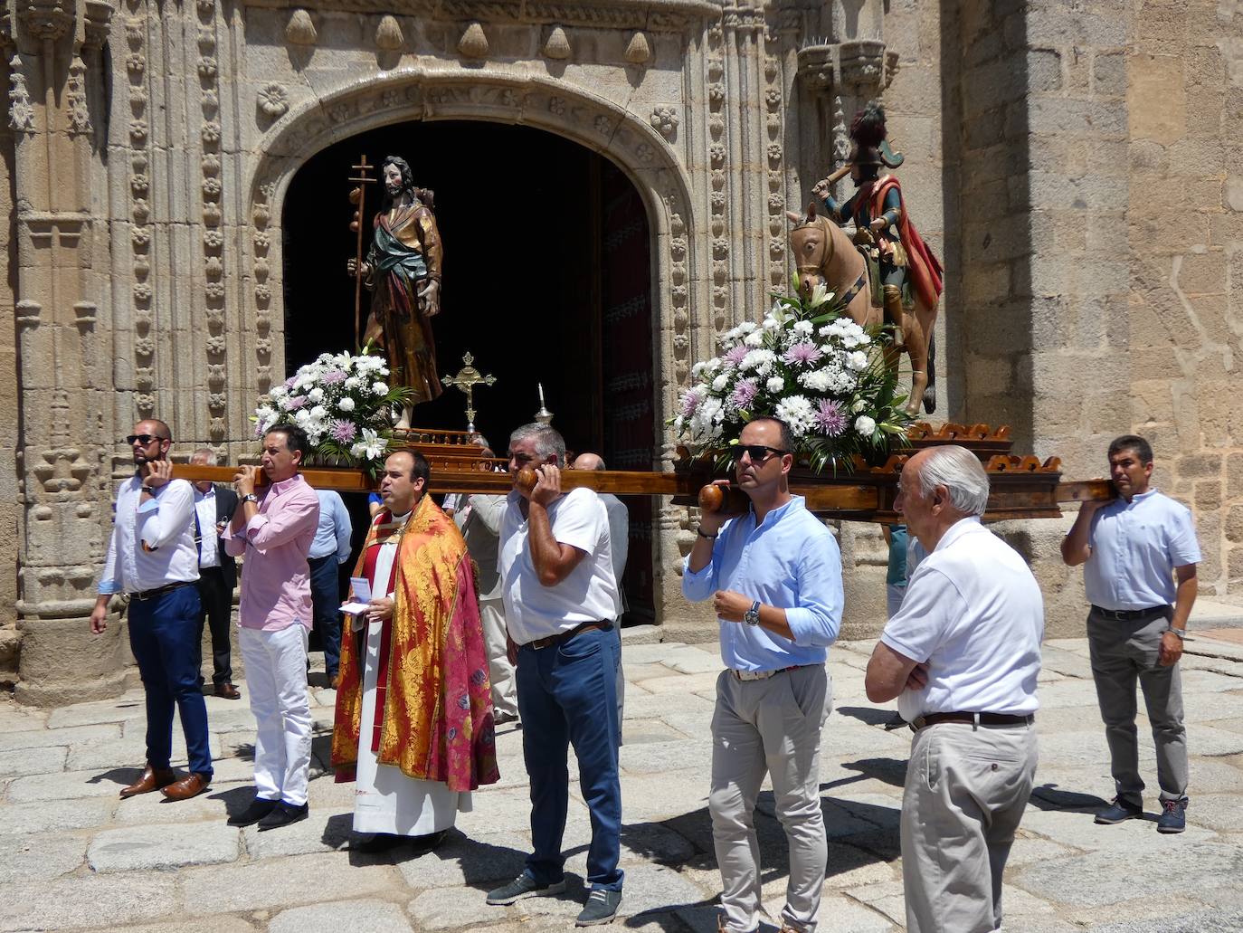 Procesión con el Santo peregrino y a caballo en Santiago