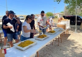 Santiago de la Puebla comparte la paella popular