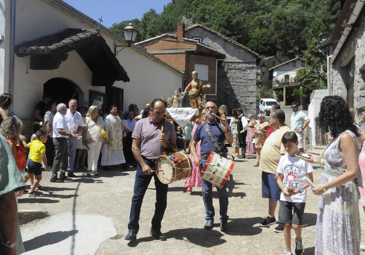 Madroñal rinde culto a Santa Ana