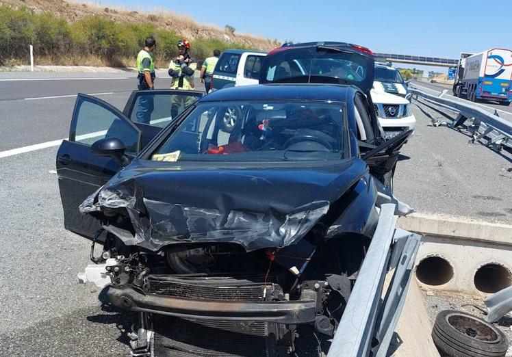 Imagen principal - Tres jóvenes graves tras un brutal accidente en la A-66 a la altura de Buenavista