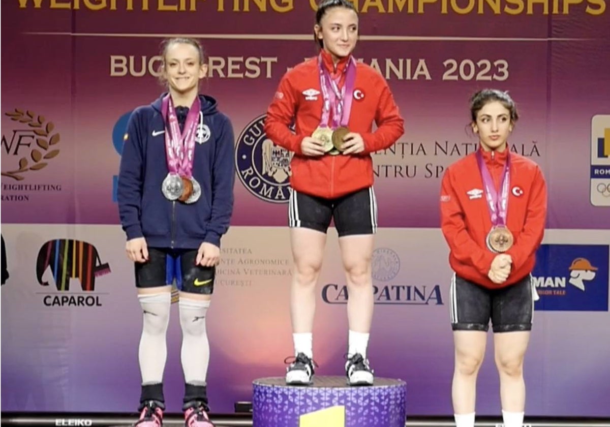 Marta García, a la izquierda, con sus tres medallas en Bucarest.