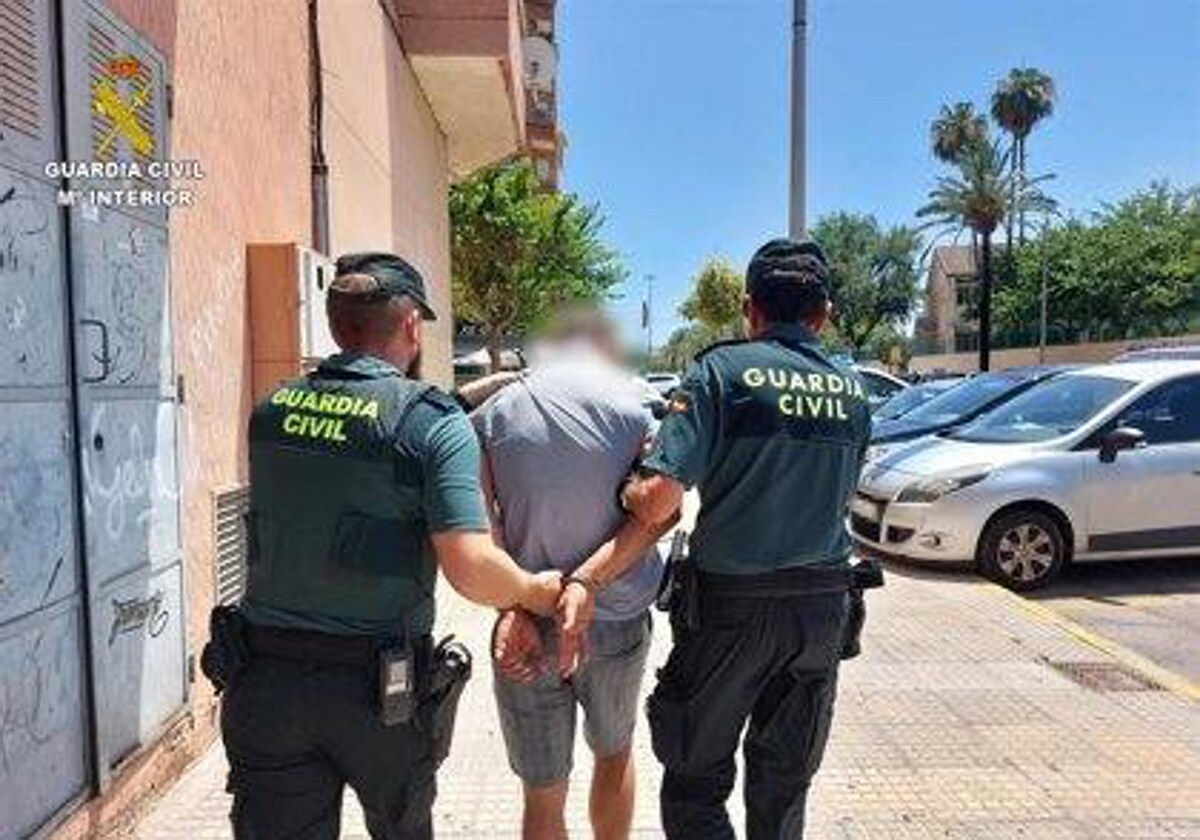 Un albanés viaja hasta Valencia para amenazar a su mujer y le entrega una pala para ser enterrada