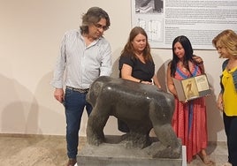 Imagen de Luis Francisco Martín, Ana Iglesias, María Luján y Purificación Pozo, en el museo dedicado al escultor bejarano.