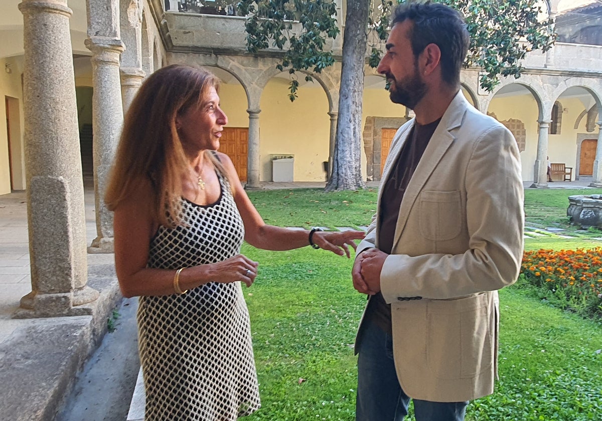 La profesora, Chabela Torrico, y el concejal de Juventud, Javier Hernández Carrión, en el convento de San Francisco.