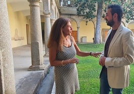 La profesora, Chabela Torrico, y el concejal de Juventud, Javier Hernández Carrión, en el convento de San Francisco.