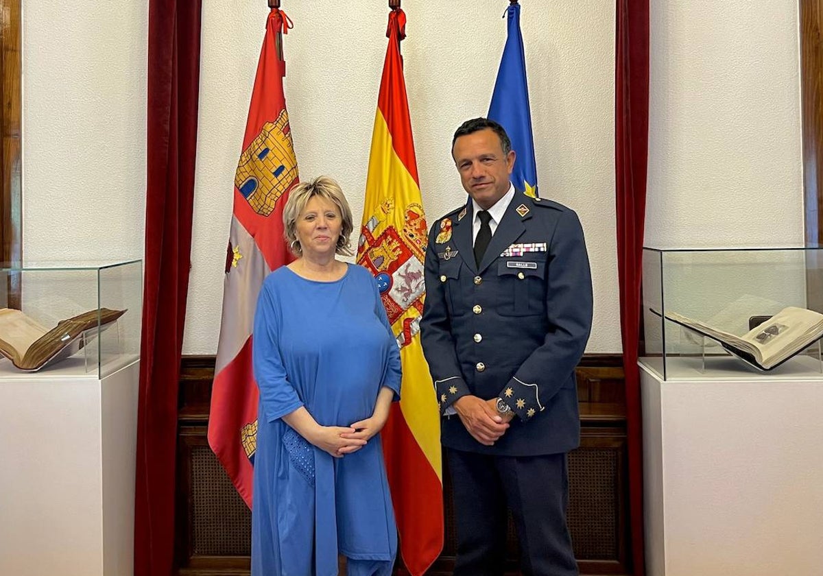 La subdelegada del Gobierno, Encarnación Pérez, junto al Coronel jefe de la Base Aérea y director del Grupo de Escuelas de Matacán, José Gallo Rosales, en su última aparición pública