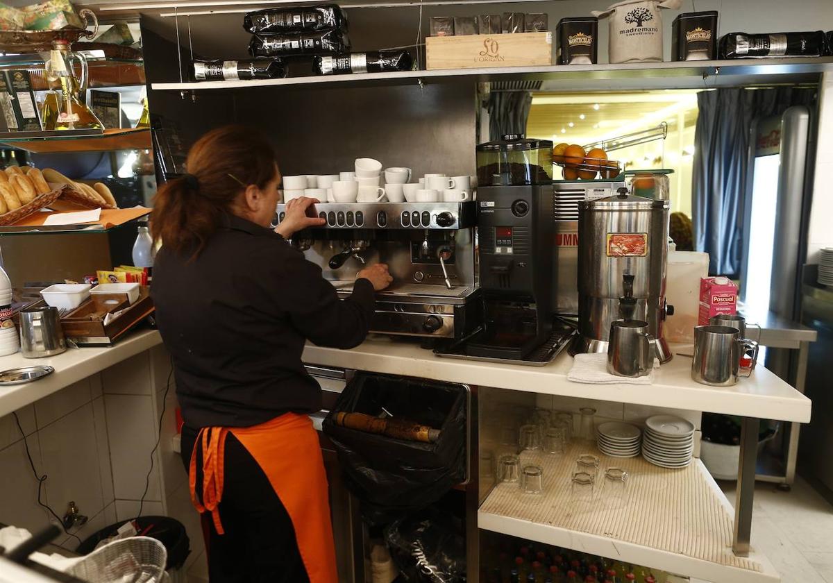 Una imagen de una trabajadora en una cafetería.