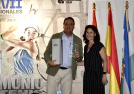 Jorge Recio recibió el premio de manos de Virginia Ruano.