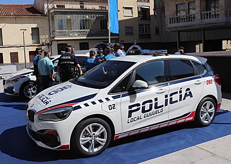 Imagen secundaria 1 - El responsable de la empresa adjudicataria del contrato de Renting de los vehículos muestra las características de los coches a los agentes.