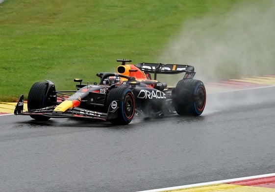 Max Verstappen rodando en el circuito de Spa.