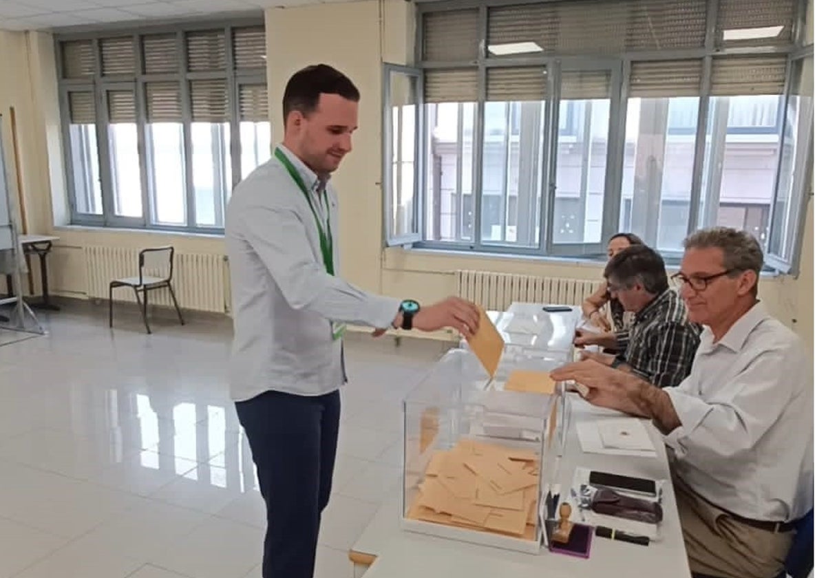 Fernando Toribio, diputado de VOX en Ávila, acudiendo a votar en las últimas elecciones generales.