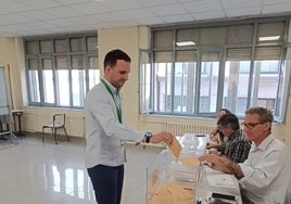 Fernando Toribio, diputado de VOX en Ávila, acudiendo a votar en las últimas elecciones generales.