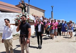 Momento de la salida del santo en la procesión mientras sonaba el Himno Nacional