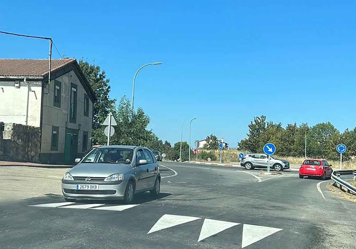 Imagen de uno de los dos nuevos pasos de peatones existentes en el acceso al barrio de Palomares de Béjar.