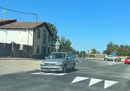 Imagen de uno de los dos nuevos pasos de peatones existentes en el acceso al barrio de Palomares de Béjar.