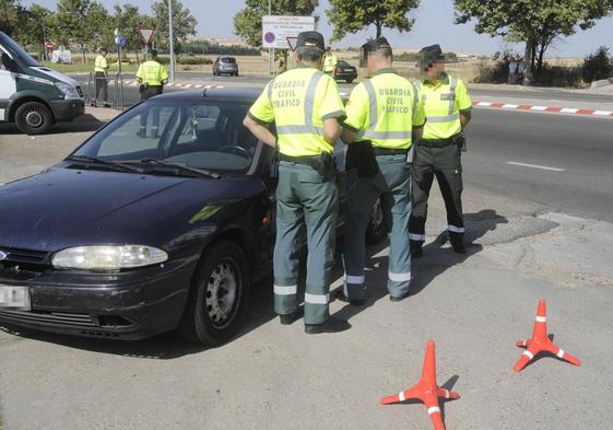 Agentes de la Guardia Civil en un control en Villares de la Reina.