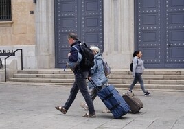 Turistas de paseo por Salamanca con maletas