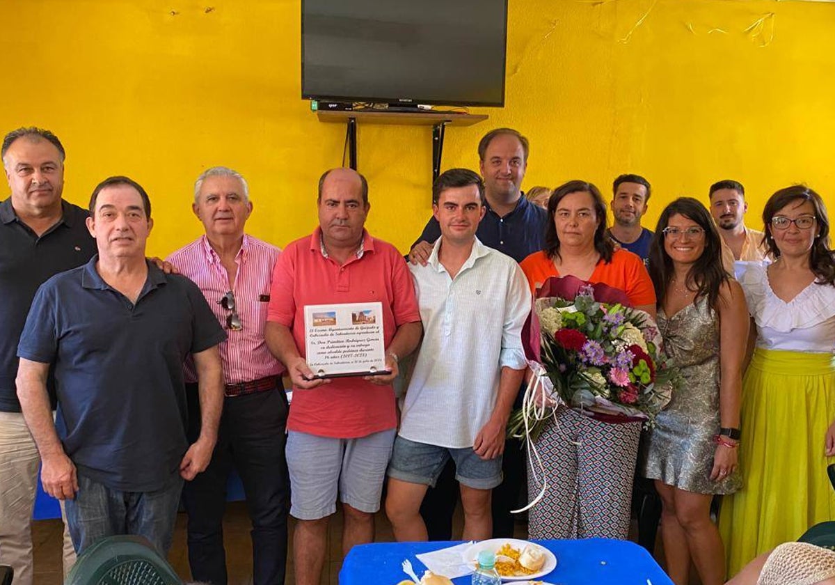 Despedida festiva en Cabezuela de Salvatierra con homenaje incluido