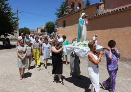 Las mujeres llevaron a la Virgen de la Candelaria en procesión tras la celebración de una rápida misa