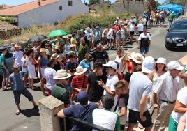 Los vecinos esperaron de forma paciente bajo el sol su turno para recoger el arroz