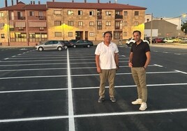 Los concejales Víctor Zato y Salvador Ruano en el nuevo estacionamiento de Villamayor de Armuña.