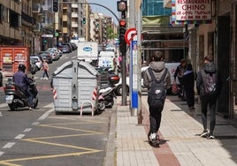 Un patinete eléctrico sobre la acera de la avenida Italia a principios del verano